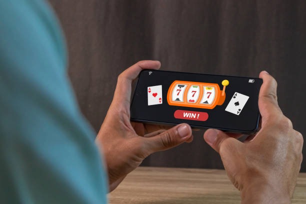 Live dealer rolling three dice at Super Sic Bo table on login hondatoto